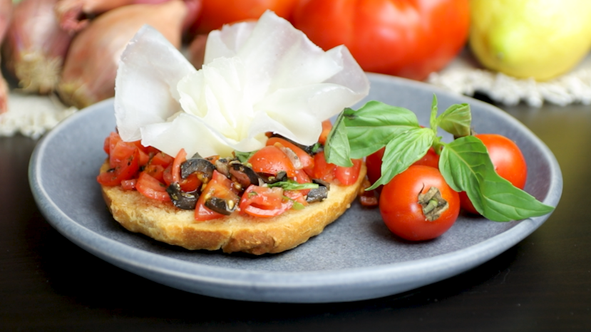 Friselle con pomodoro alici e Raspadura lodigiana Bella Lodi