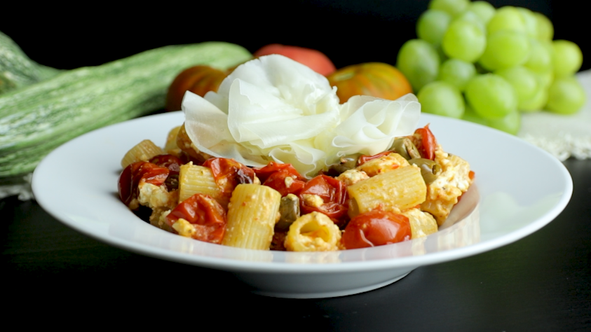 Mezze maniche con feta pomodorini e Raspadura lodigiana Bella Lodi