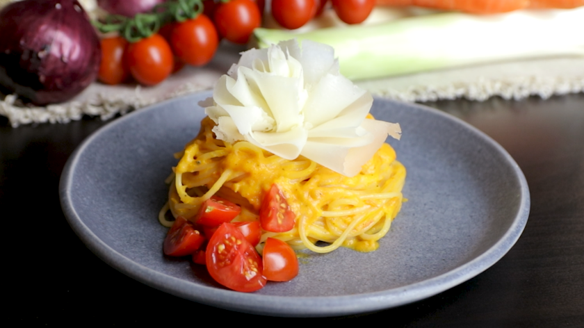 Spaghetti al sugo di peperoni con Raspadura lodigiana Bella Lodi