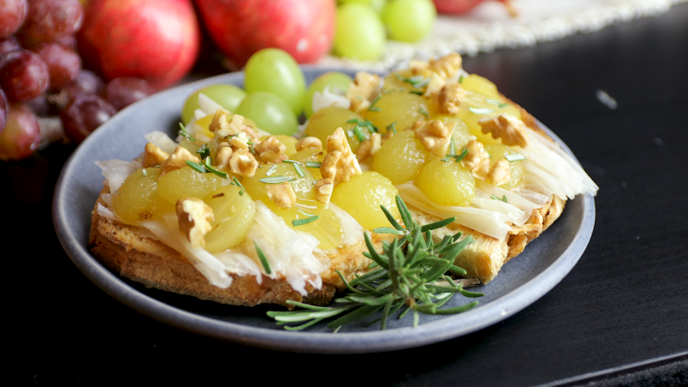 Crostini con uva caramellata e Raspadura lodigiana Bella Lodi
