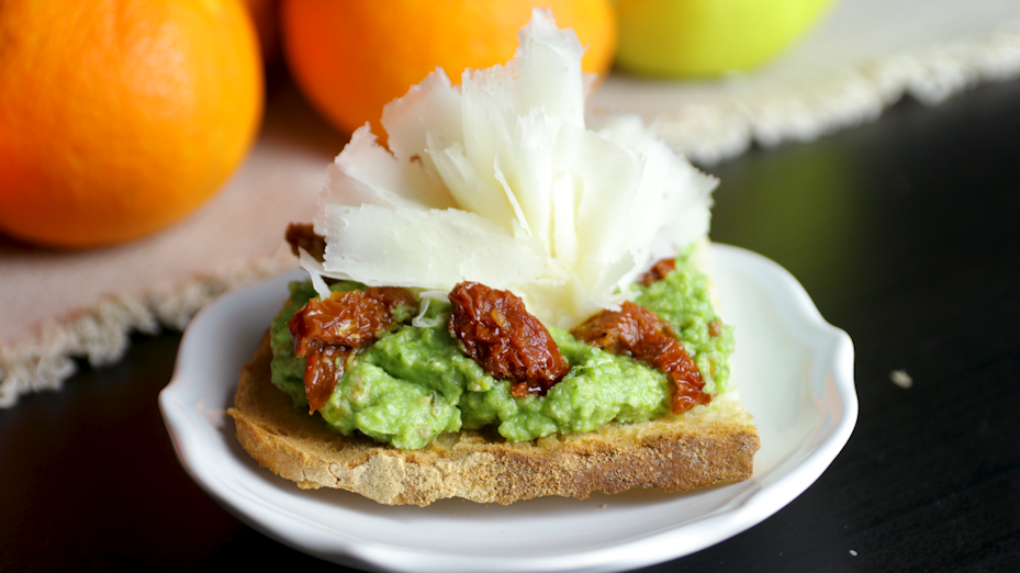 Crostini con crema di broccoli e Raspadura Lodigiana Bella Lodi