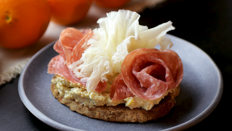 Bruschette con mousse di carciofi, salame e Raspadura lodigiana Bella Lodi