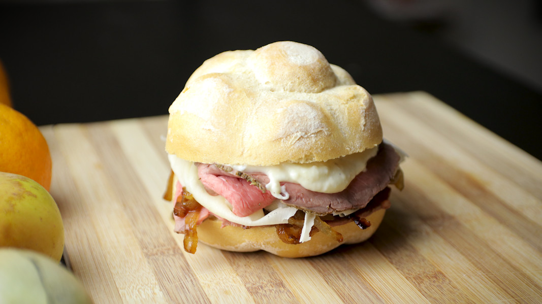 Rosetta con Roast Beef cipolle caramellate e Raspadura lodigiana Bella Lodi
