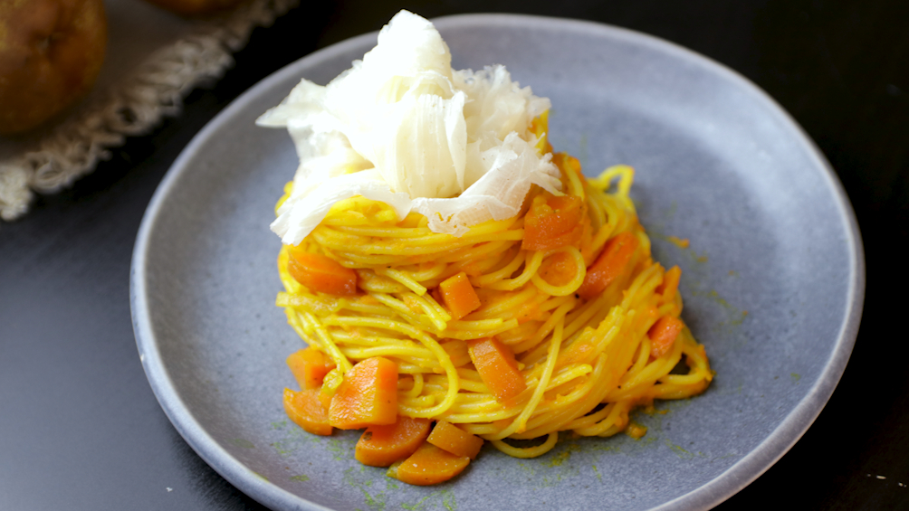 Spaghetti in salsa di carote con Raspadura lodigiana Bella Lodi