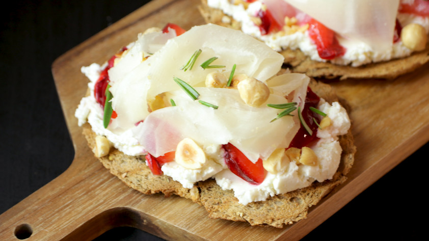 Crostini con prugne caramellate e Raspadura lodigiana Bella Lodi