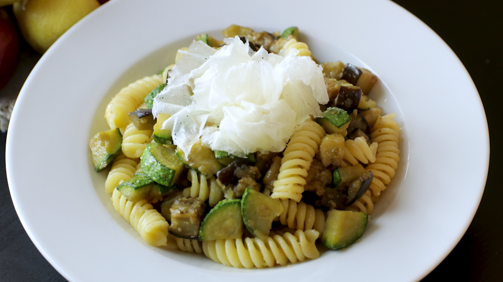 Fusilli con melanzane, zucchine e Raspadura lodigiana Bella Lodi