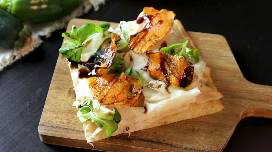 Pinsa con chips di zucca e Raspadura Bella Lodi