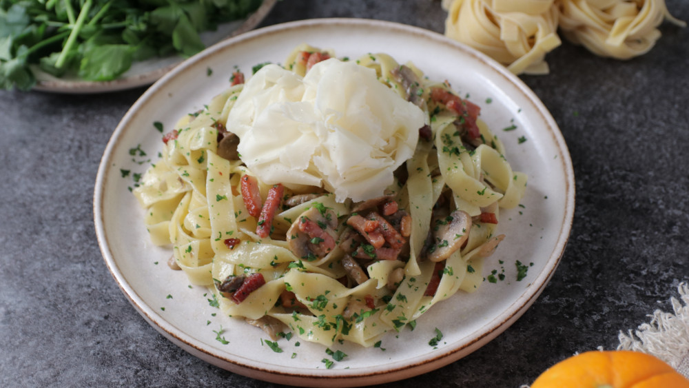 Tagliatelle al sugo di funghi e speck con Raspadura
