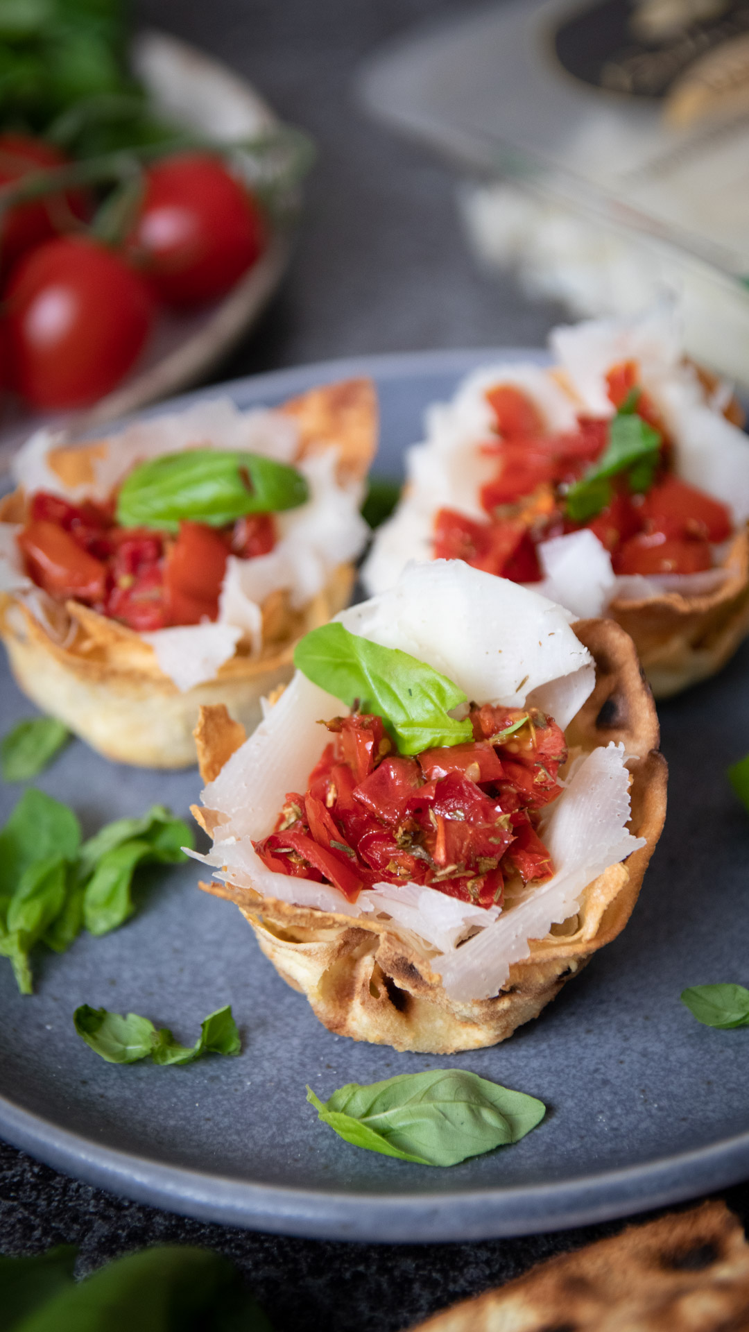 Cestini di pane carasau con pomodorini e Raspadura Bella Lodi