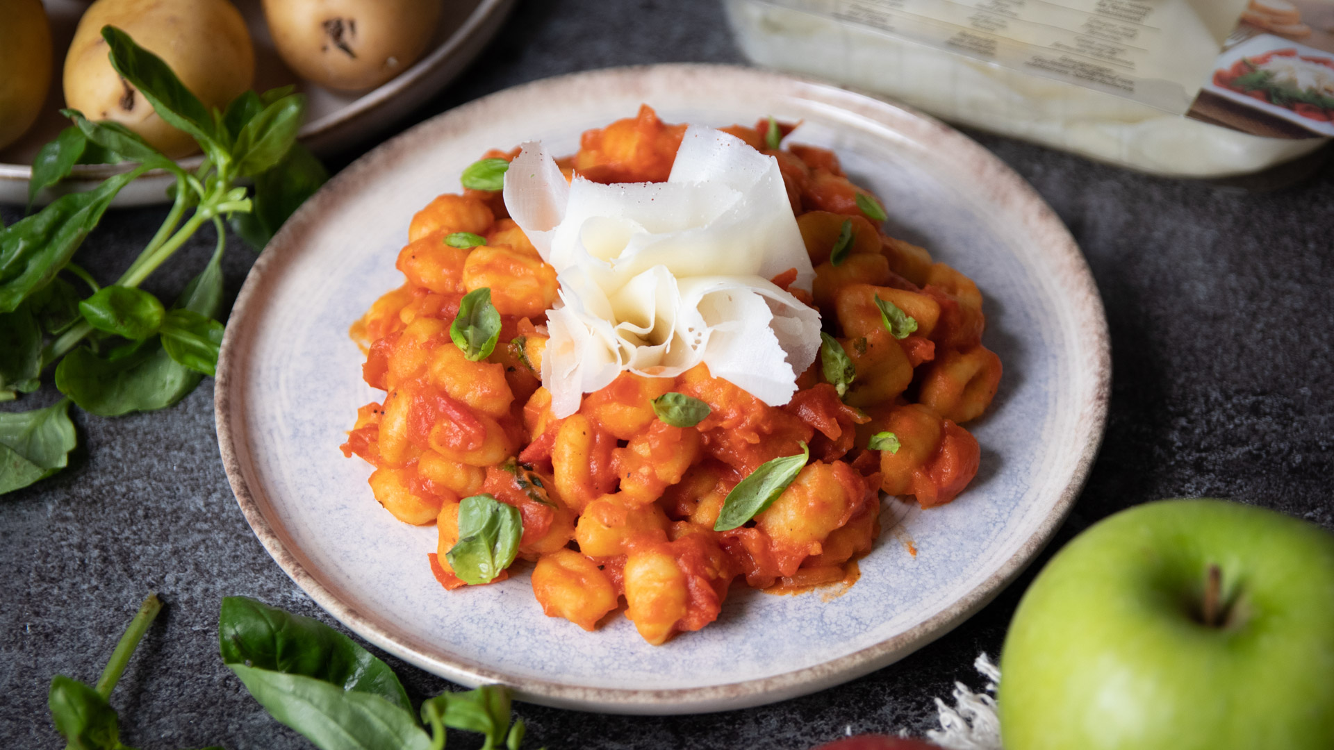 Gnocchi con salsa di pomodoro piccante e Raspadura Bella Lodi