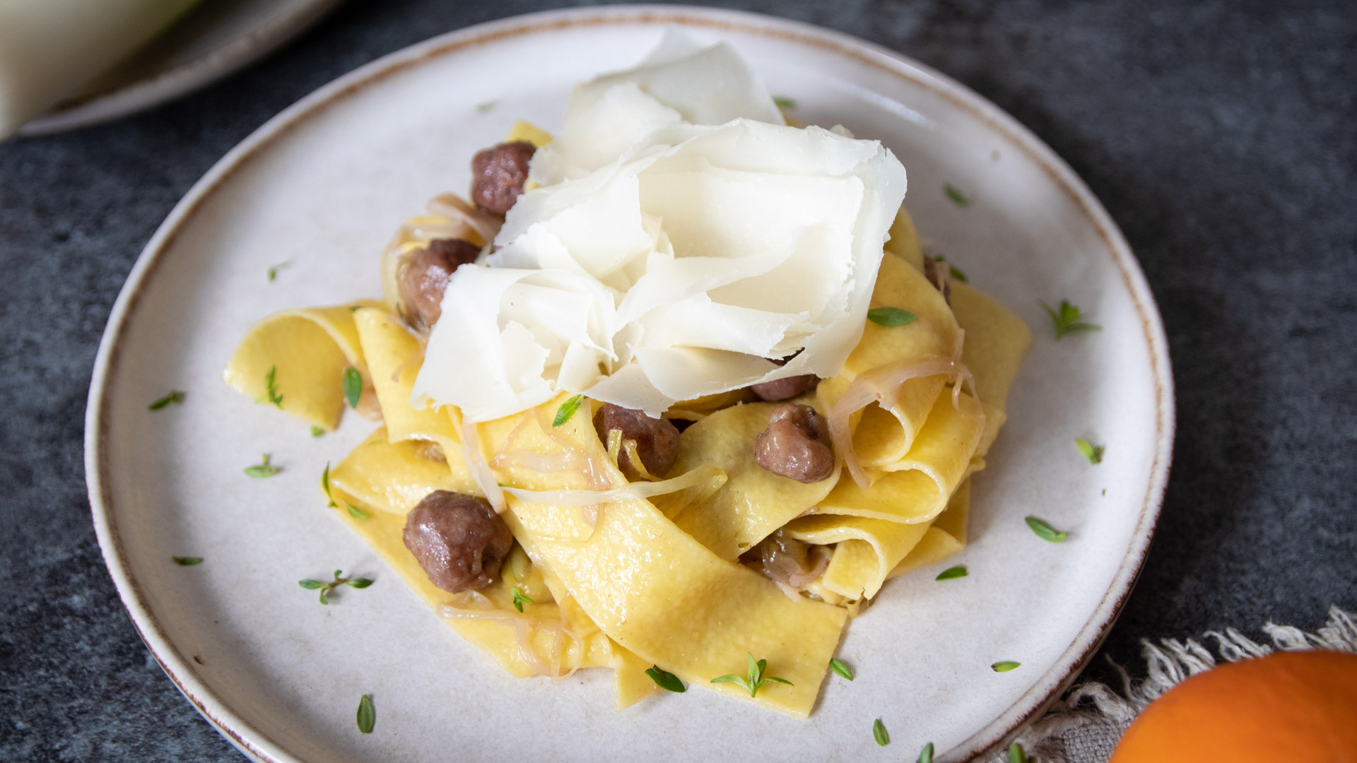 Pappardelle con salsiccia, porro e Raspadura Bella Lodi