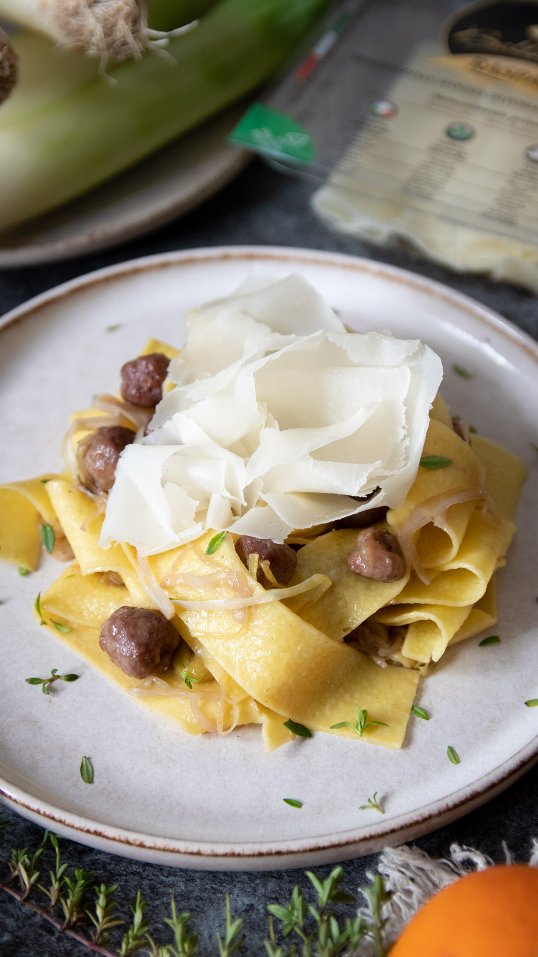 Pappardelle con salsiccia, porri e Raspadura lodigiana Bella Lodi