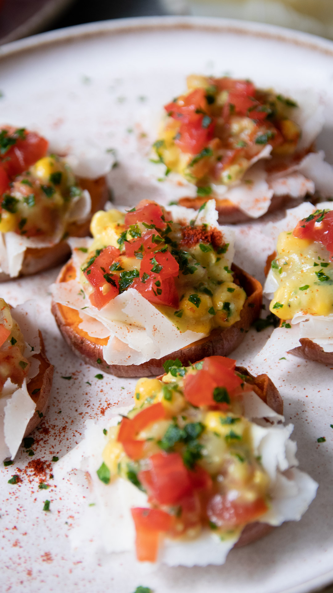 Crostini di patate dolci con salsa di avocado e Raspadura lodigiana Bella Lodi