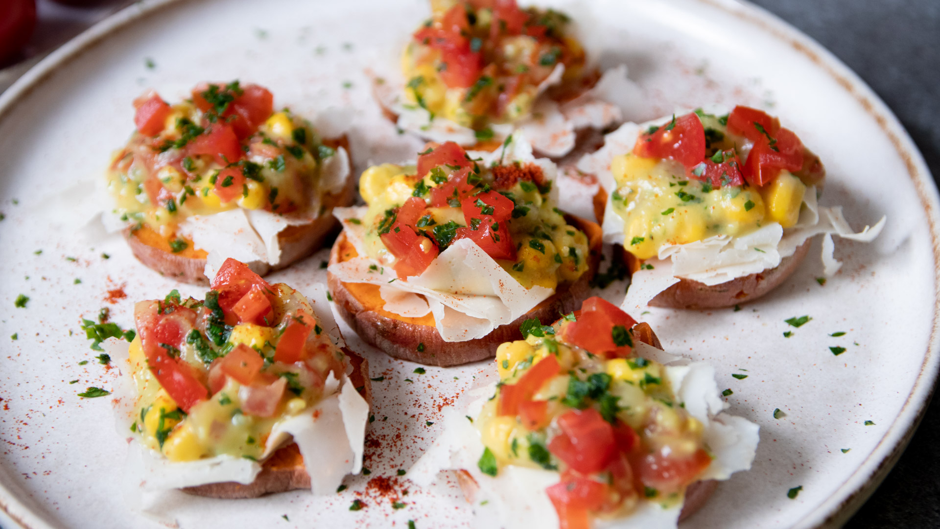 Crostini di patate dolci con salsa di avocado e Raspadura lodigiana Bella Lodi
