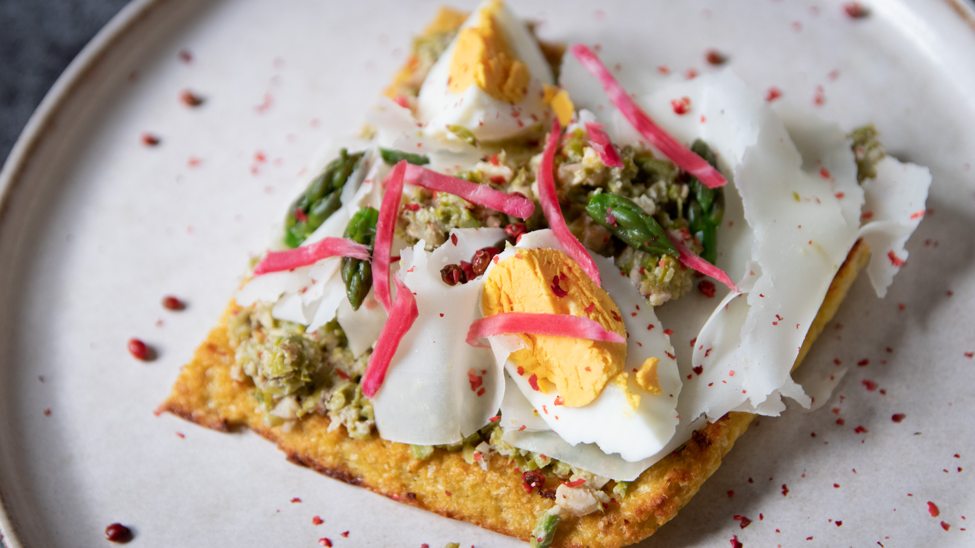 Flatbread di rapa e cavolfiore con pesto di asparagi e Raspadura Bella Lodi