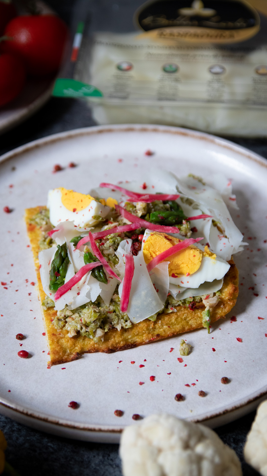 Flatbread di rapa e cavolfiore con pesto di asparagi e Raspadura Bella Lodi