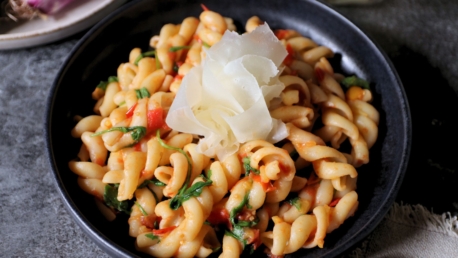 Fusilloni con pomodorini, rucola e Raspadura Bella Lodi