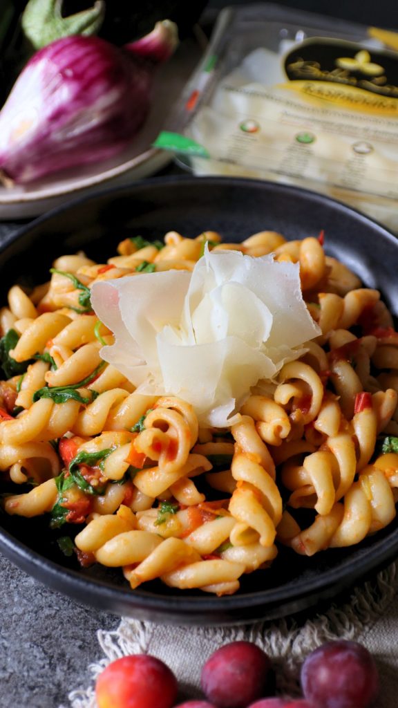 Fusilloni con pomodorini, rucola e Raspadura Bella Lodi