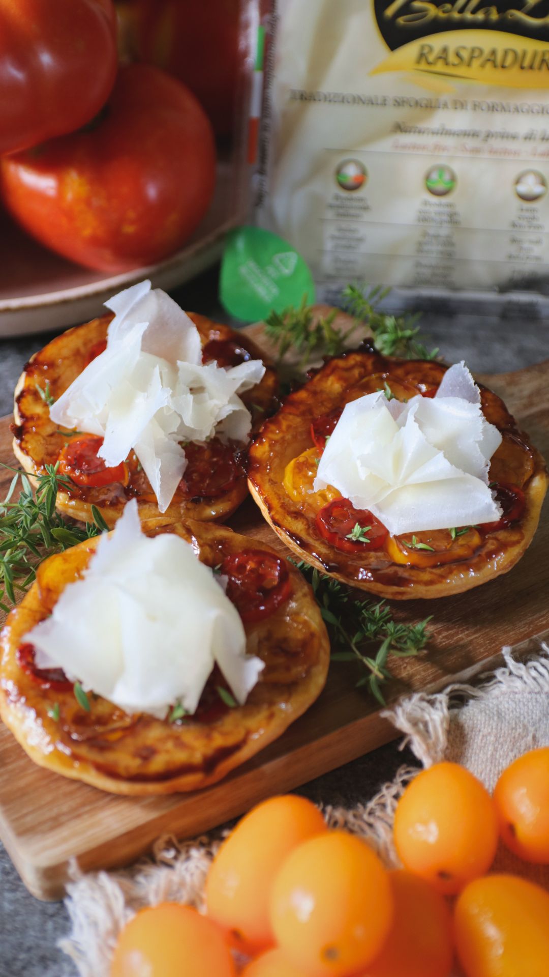Mini tarte tatin con pomodorini cipolla rossa e Raspadura Bella Lodi