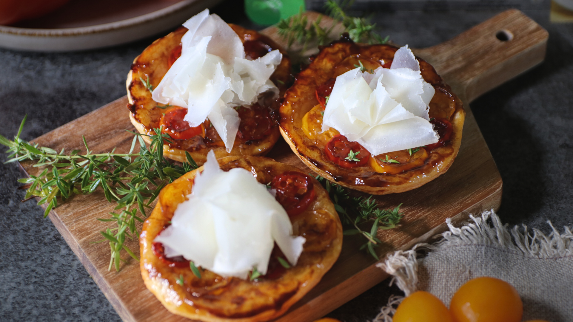 Mini tarte tatin con pomodorini cipolla rossa e Raspadura Bella Lodi
