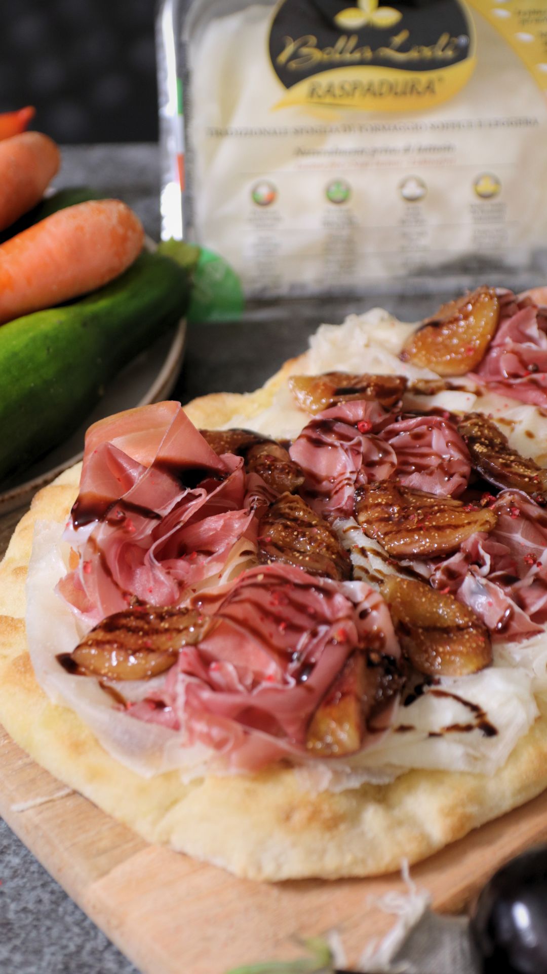 Pinsa con fichi caramellati crudo e Raspadura Bella Lodi