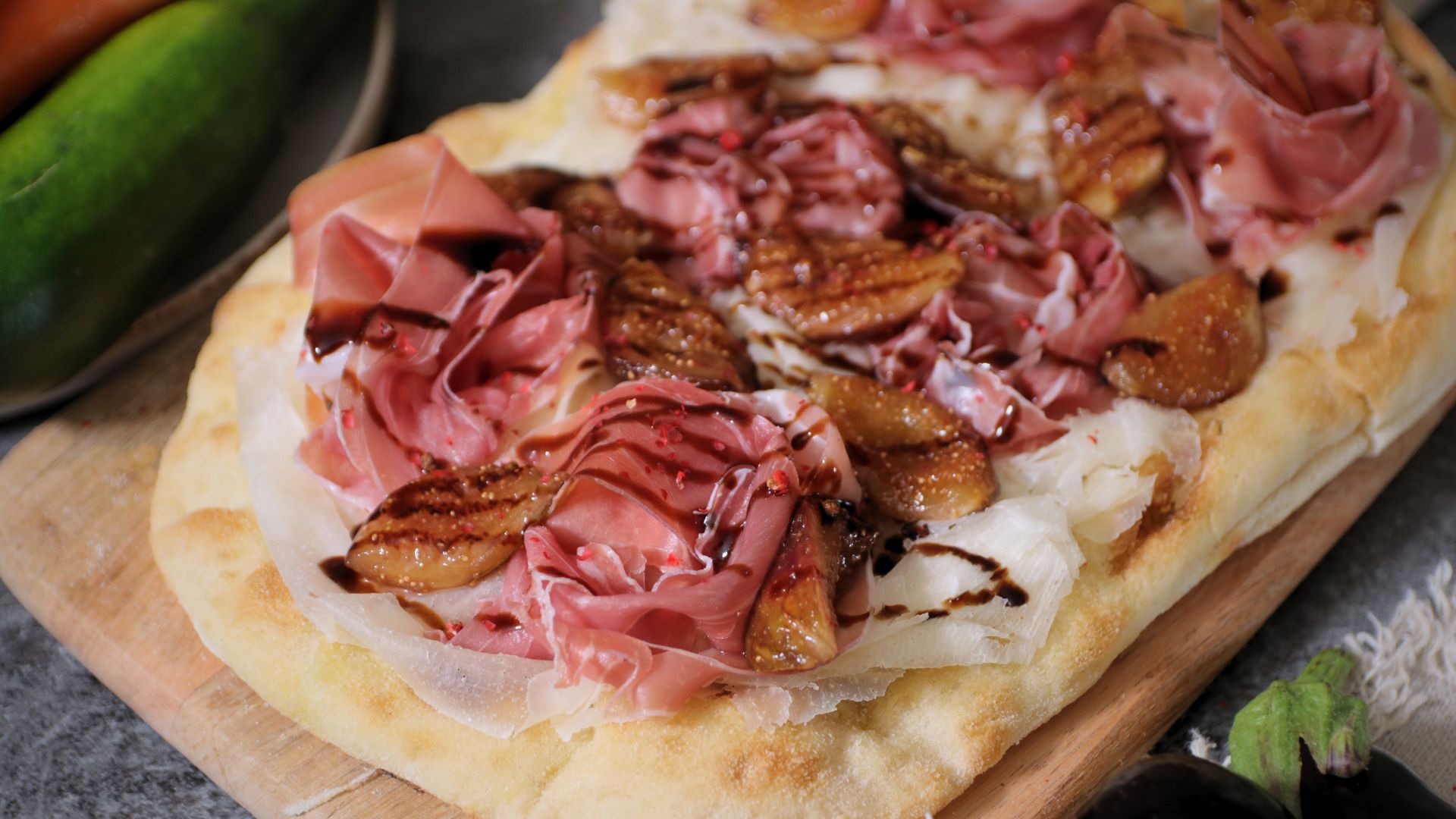 Pinsa con fichi caramellati crudo e Raspadura Bella Lodi