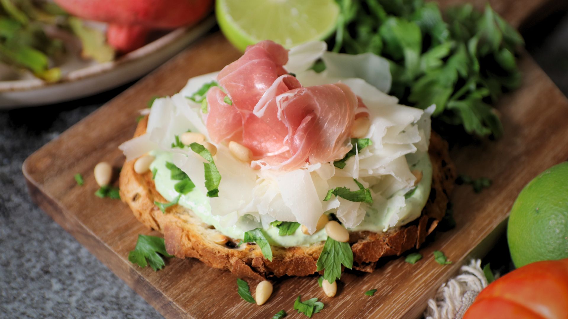 Bruschette con salsa greca, prosciutto crudo e Raspadura Bella Lodi