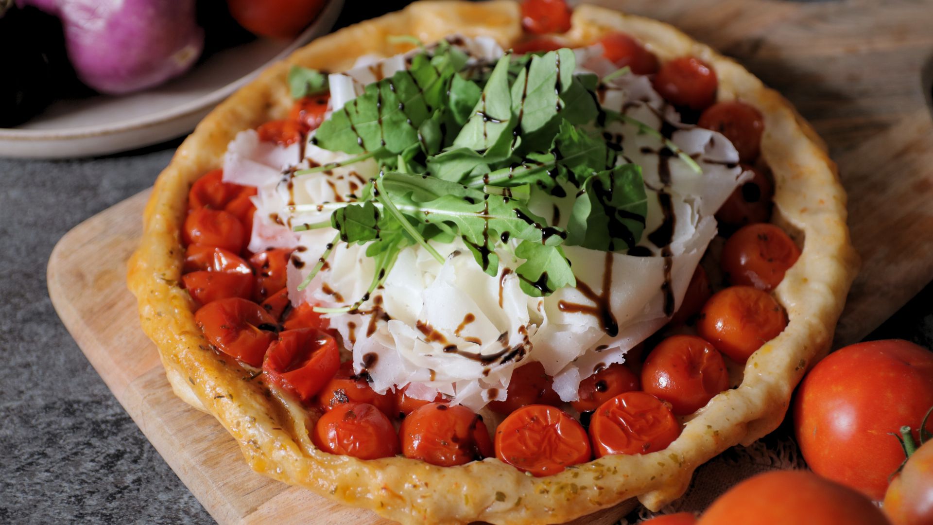 Tarte tatin con pomodorini, rucola e Raspadura Bella Lodi