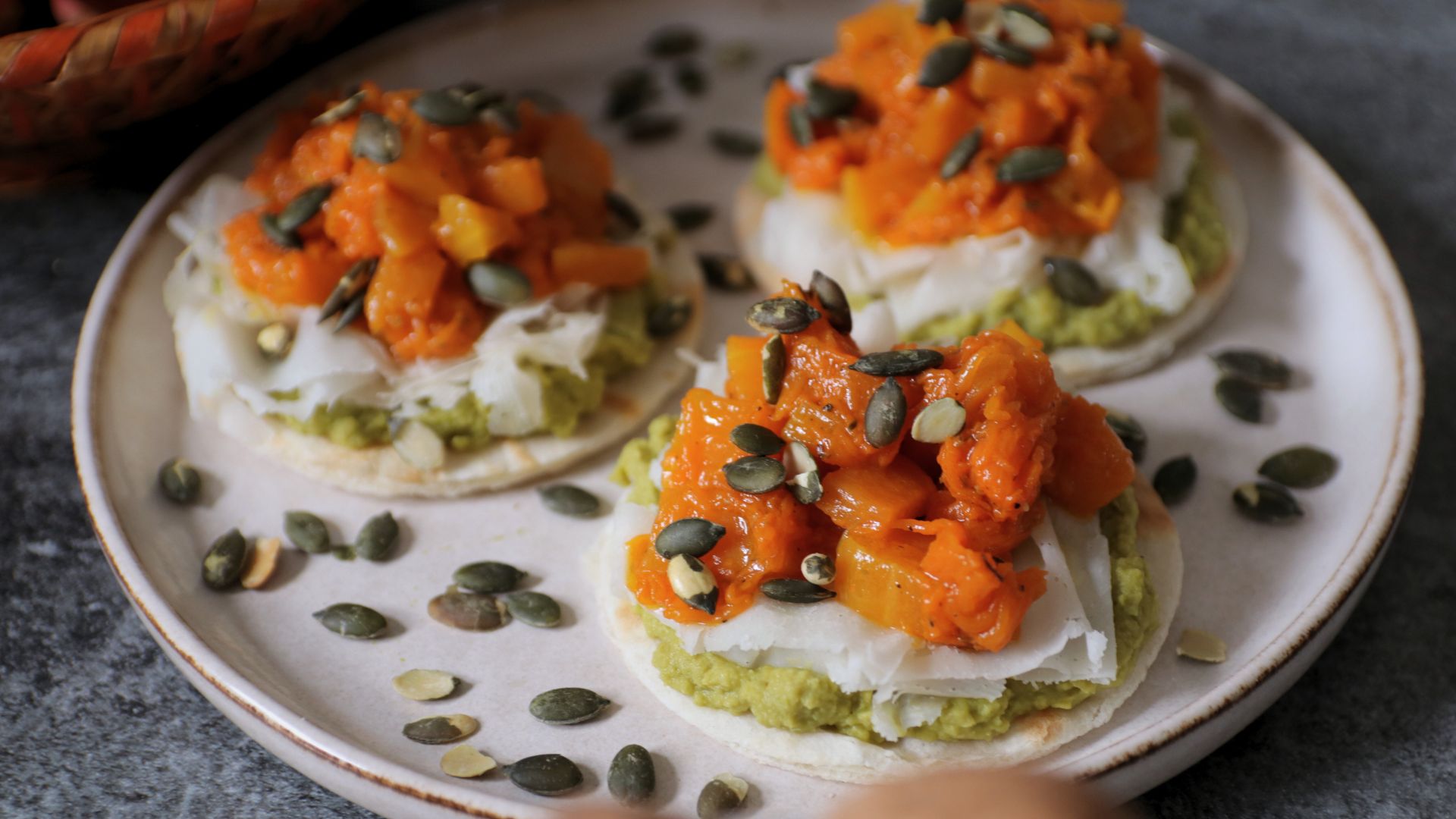 Tartine alla zucca con crema di piselli e Raspadura