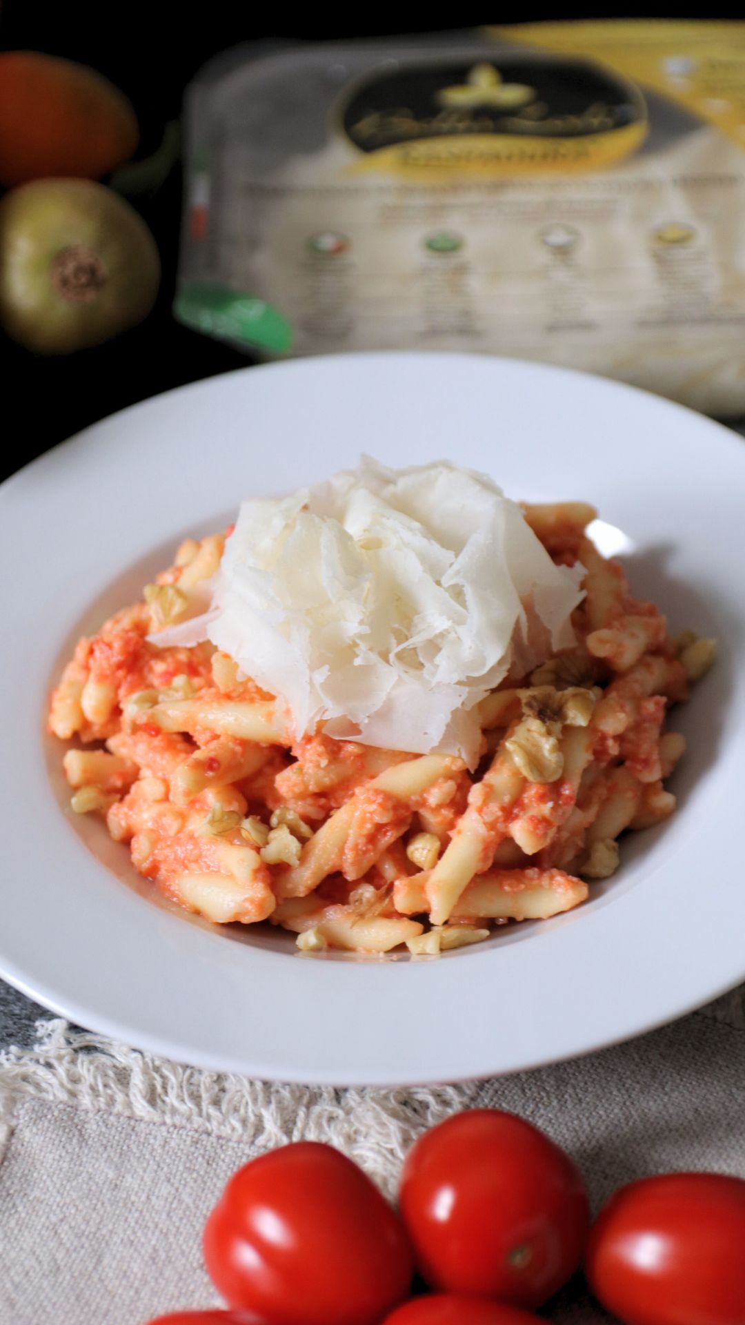 Fusilli freschi al pomodoro e Raspadura Bella Lodi