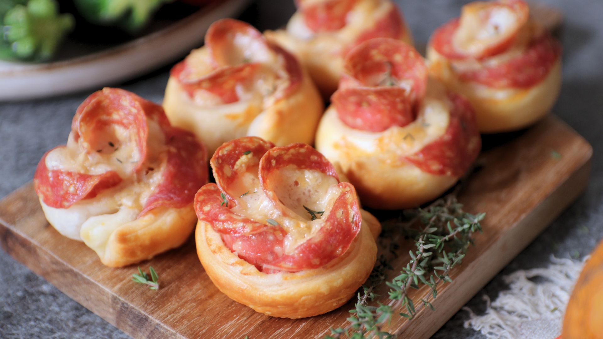 Roselline di sfoglia con salame e Raspadura Bella Lodi