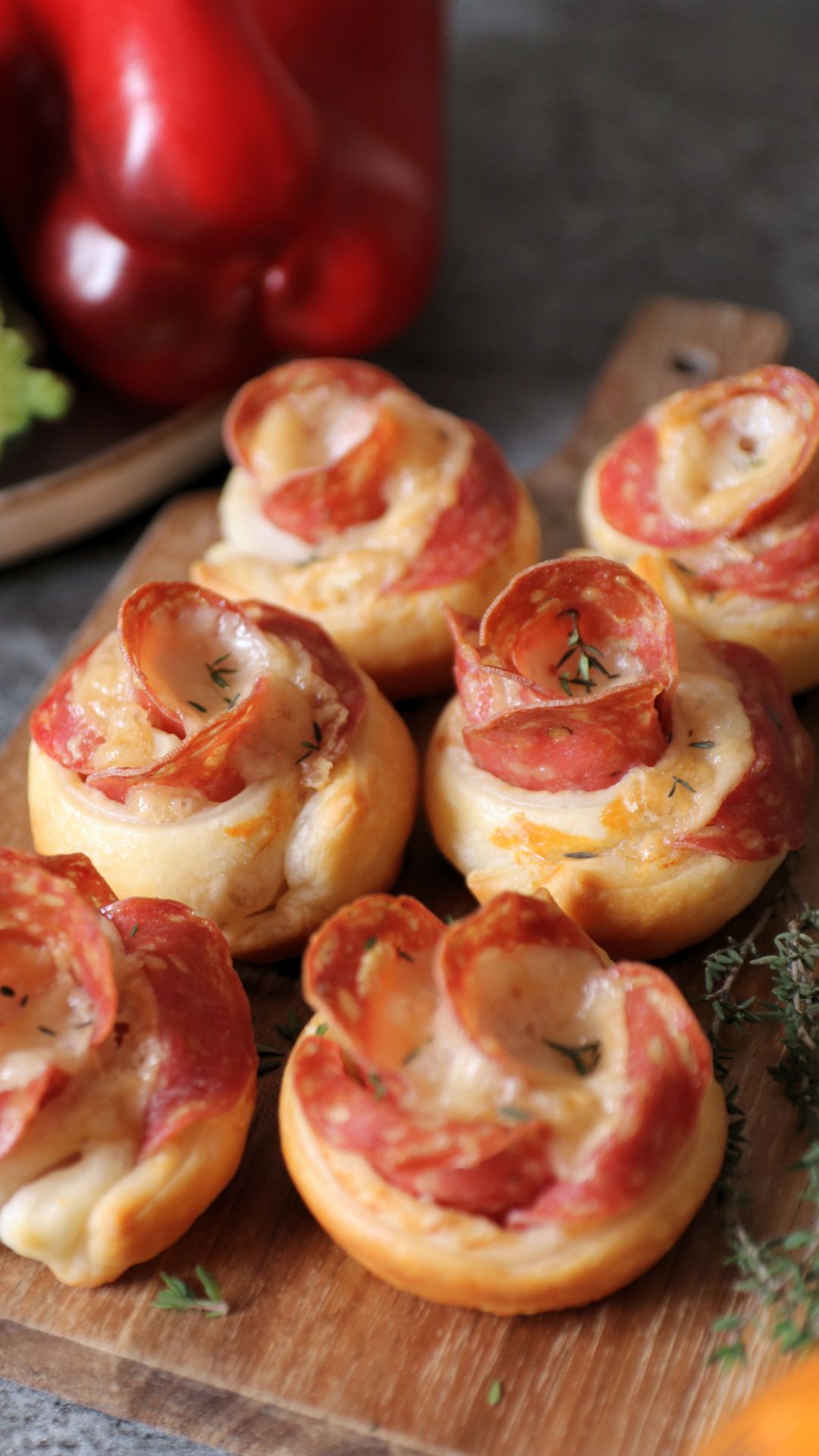 Rose di sfoglia con salame e Raspadura Bella Lodi