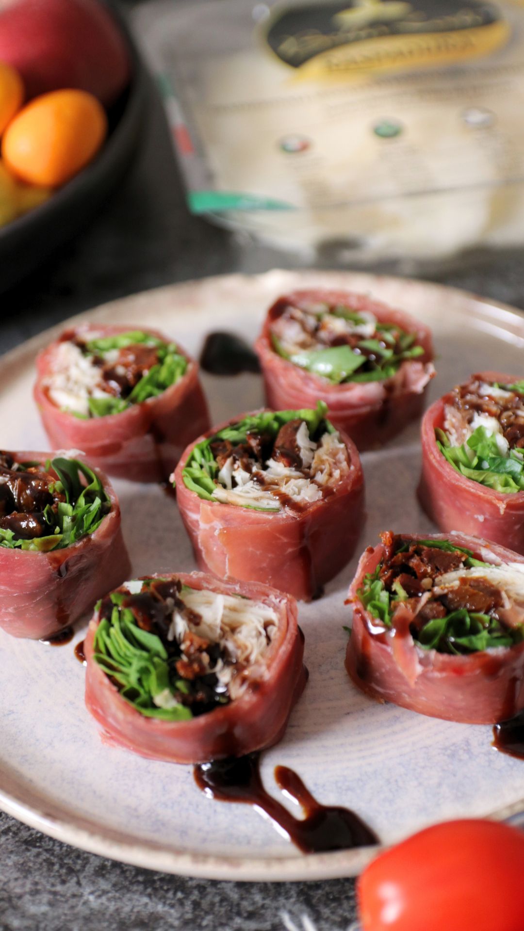 Questi deliziosi rotolini di prosciutto crudo sono un antipasto fresco e saporito, perfetto per stupire i tuoi ospiti con un’idea semplice ma elegante. La croccantezza della misticanza, il sapore intenso dei pomodori secchi e la delicatezza della Raspadura Bella Lodi si uniscono in un piatto irresistibile.