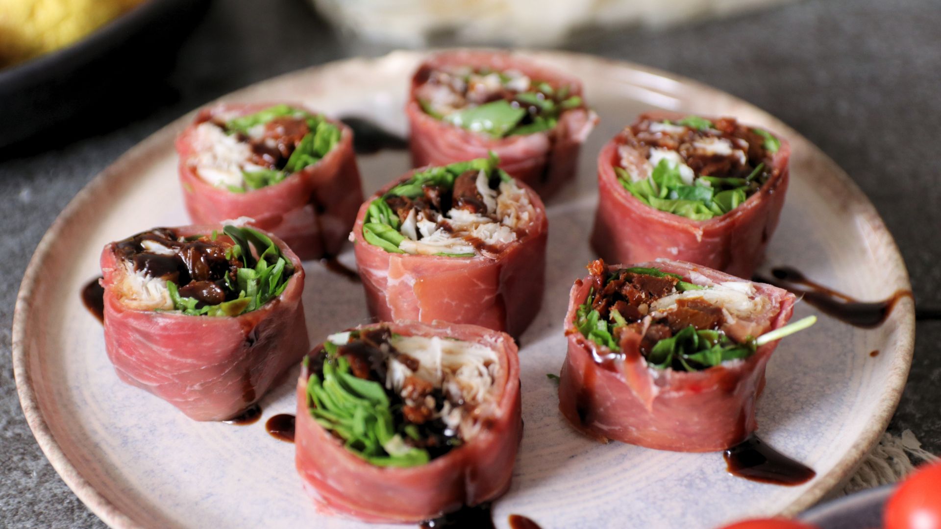 Rotolini di prosciutto con insalata, pomodori secchi e Raspadura Bella Lodi