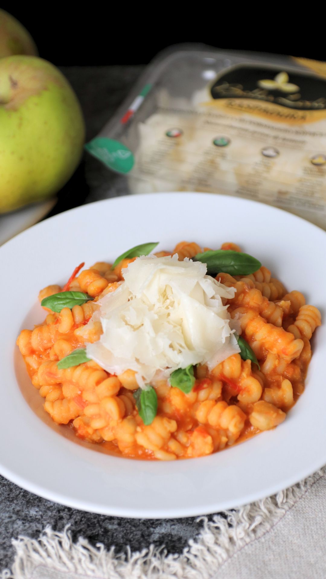 Fusilli bucati corti con ceci, pomodorini e Raspadura Bella Lodi