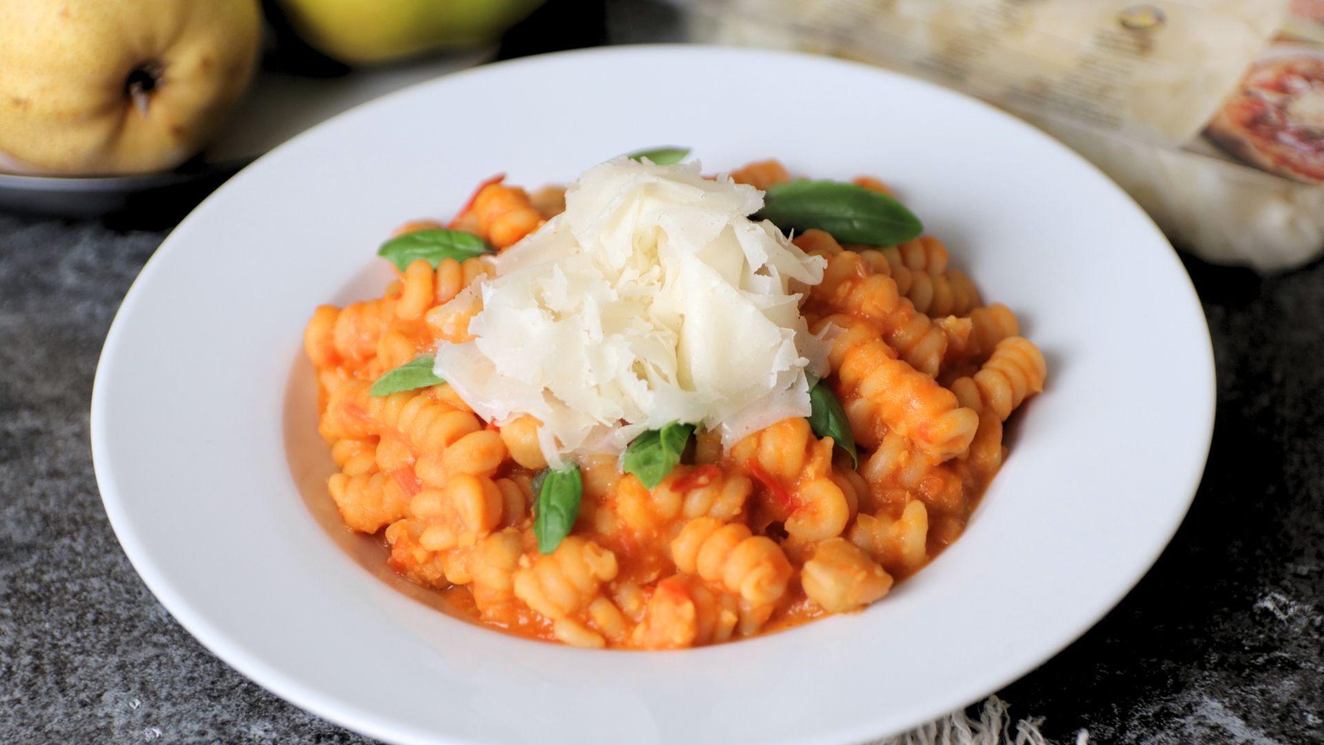 Fusilli bucati corti con ceci, pomodorini e Raspadura Bella Lodi