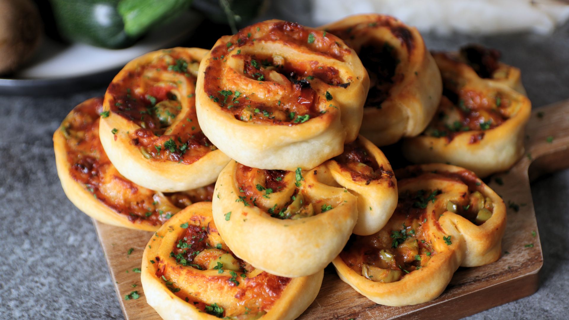 Girelle di pizza con pomodori secchi, olive e Raspadura Bella Lodi