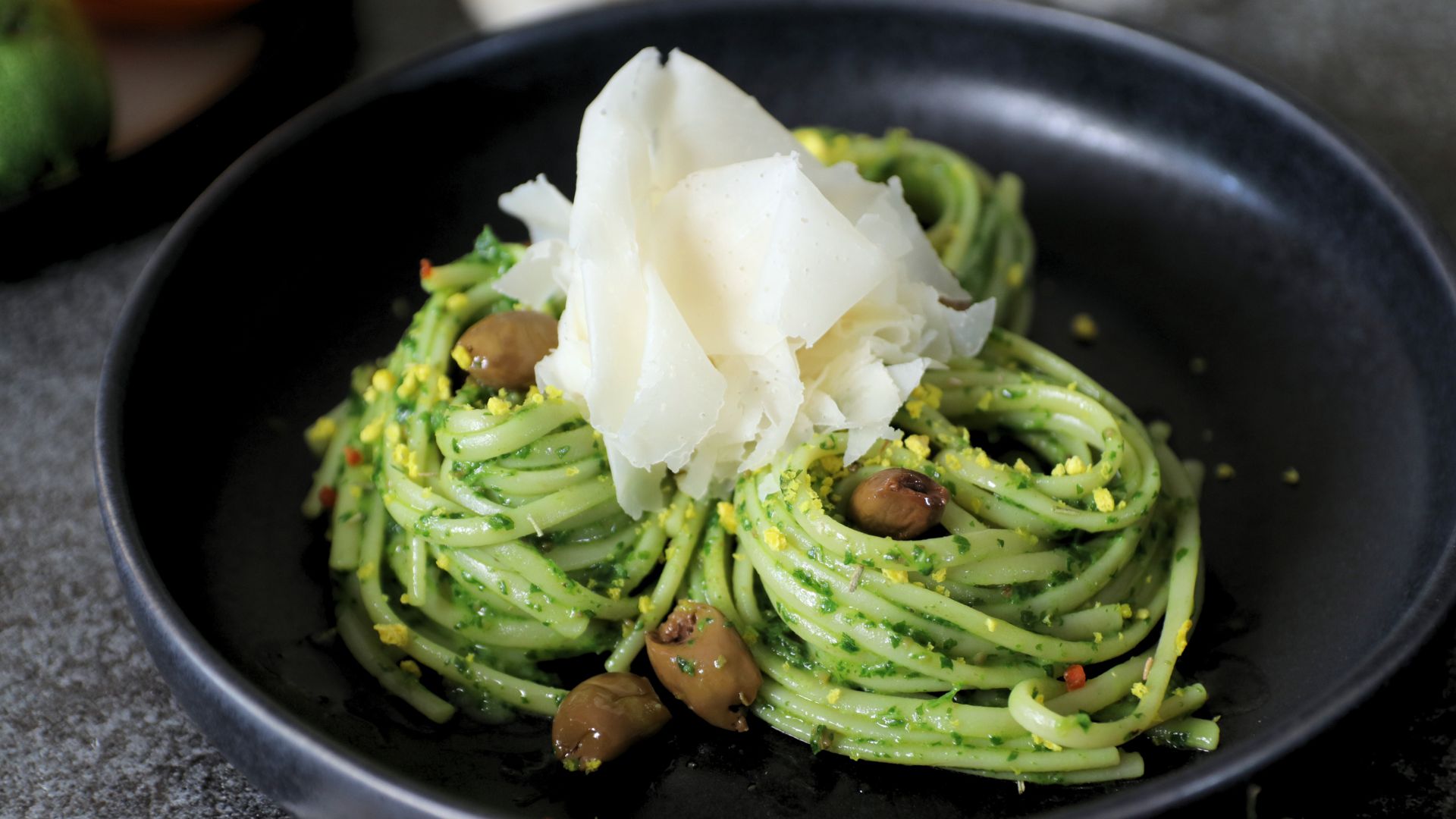 Linguine al cremoso verde con olive taggiasche e Raspadura Bella Lodi