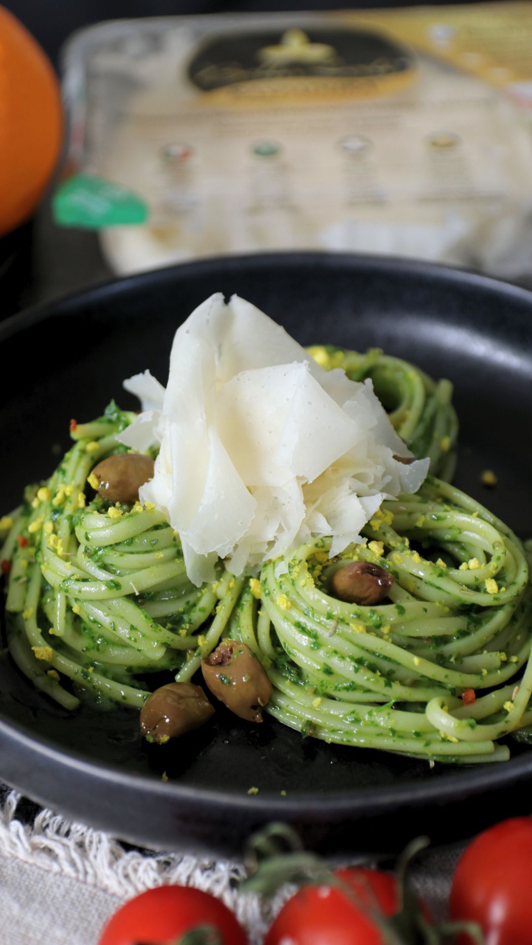 Linguine al cremoso verde con olive taggiasche e Raspadura Bella Lodi