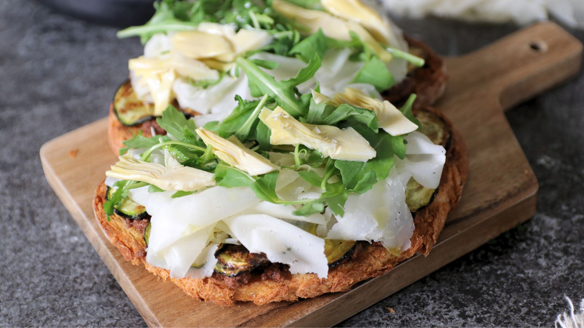 Bruschette rustiche con pat&eacute; d&rsquo;olive, zucchine arrosto, carciofini e Raspadura Bella Lodi