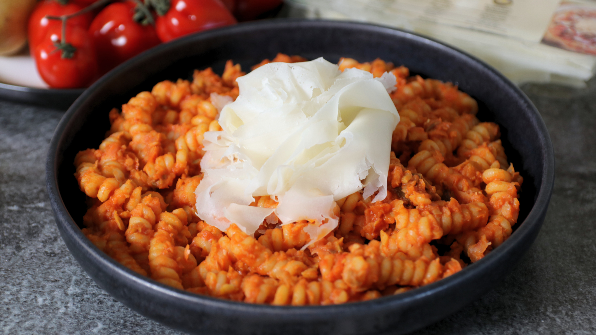 Fusilli bucati corti con crema rustica di ceci, olive taggiasche e Raspadura Bella Lodi