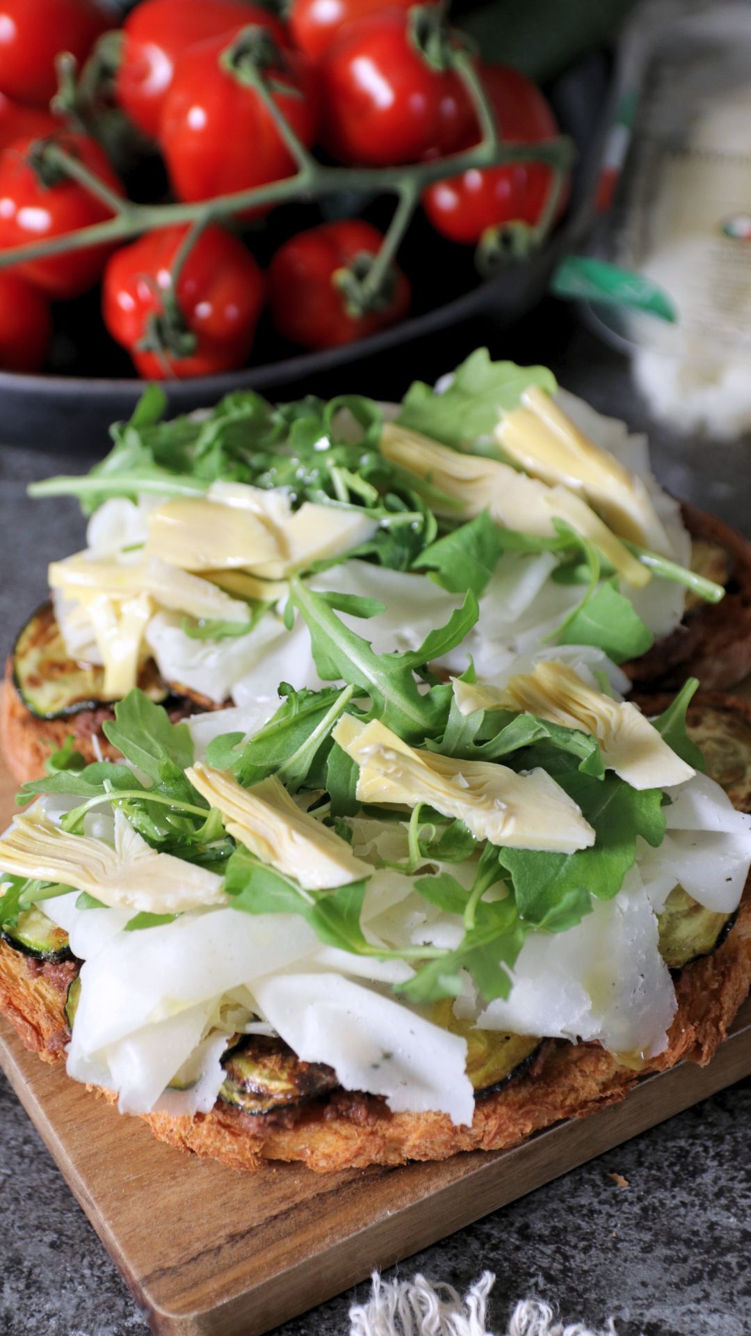 Bruschette rustiche con paté d’olive, zucchine arrosto, carciofini e Raspadura Bella Lodi