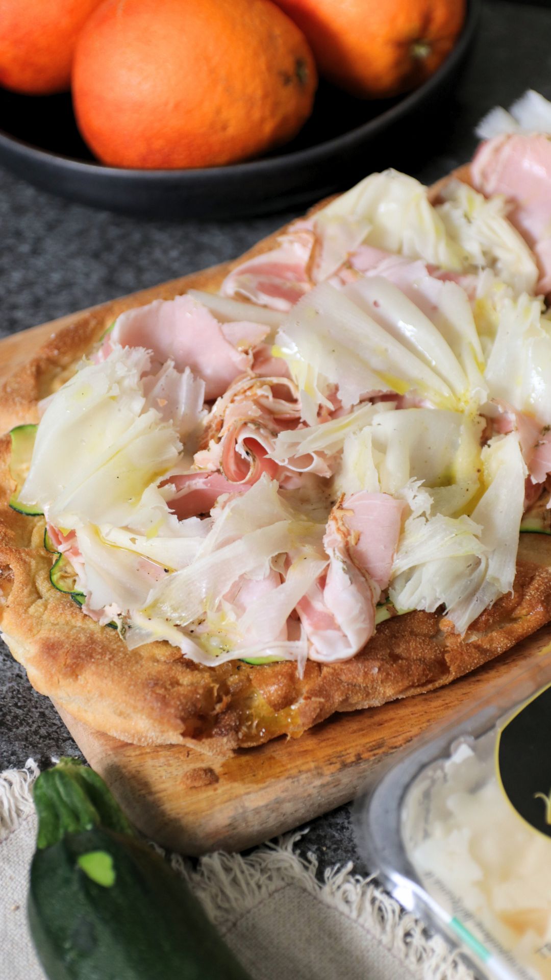 Pinsa con zucchine grigliate, porchetta, citronette al limone e Raspadura Bella Lodi