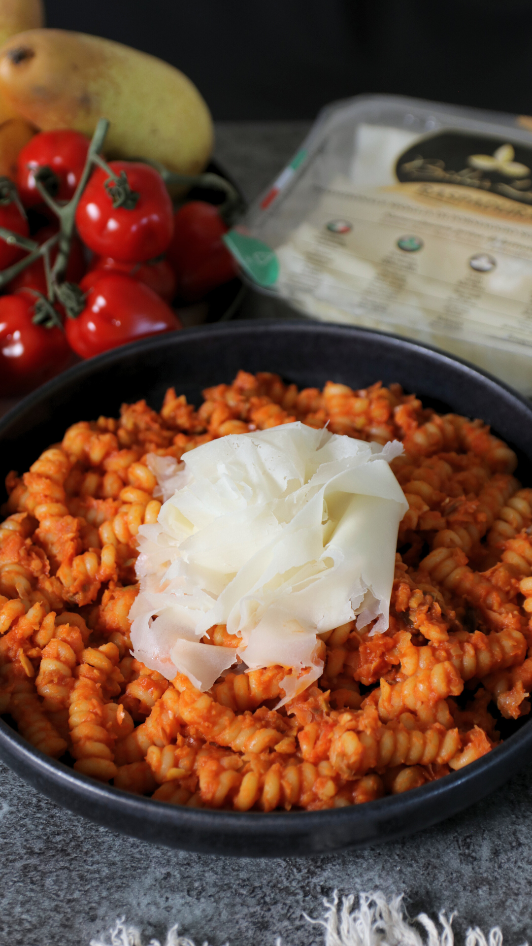 Fusilli bucati corti con crema rustica di ceci, olive taggiasche e Raspadura Bella Lodi