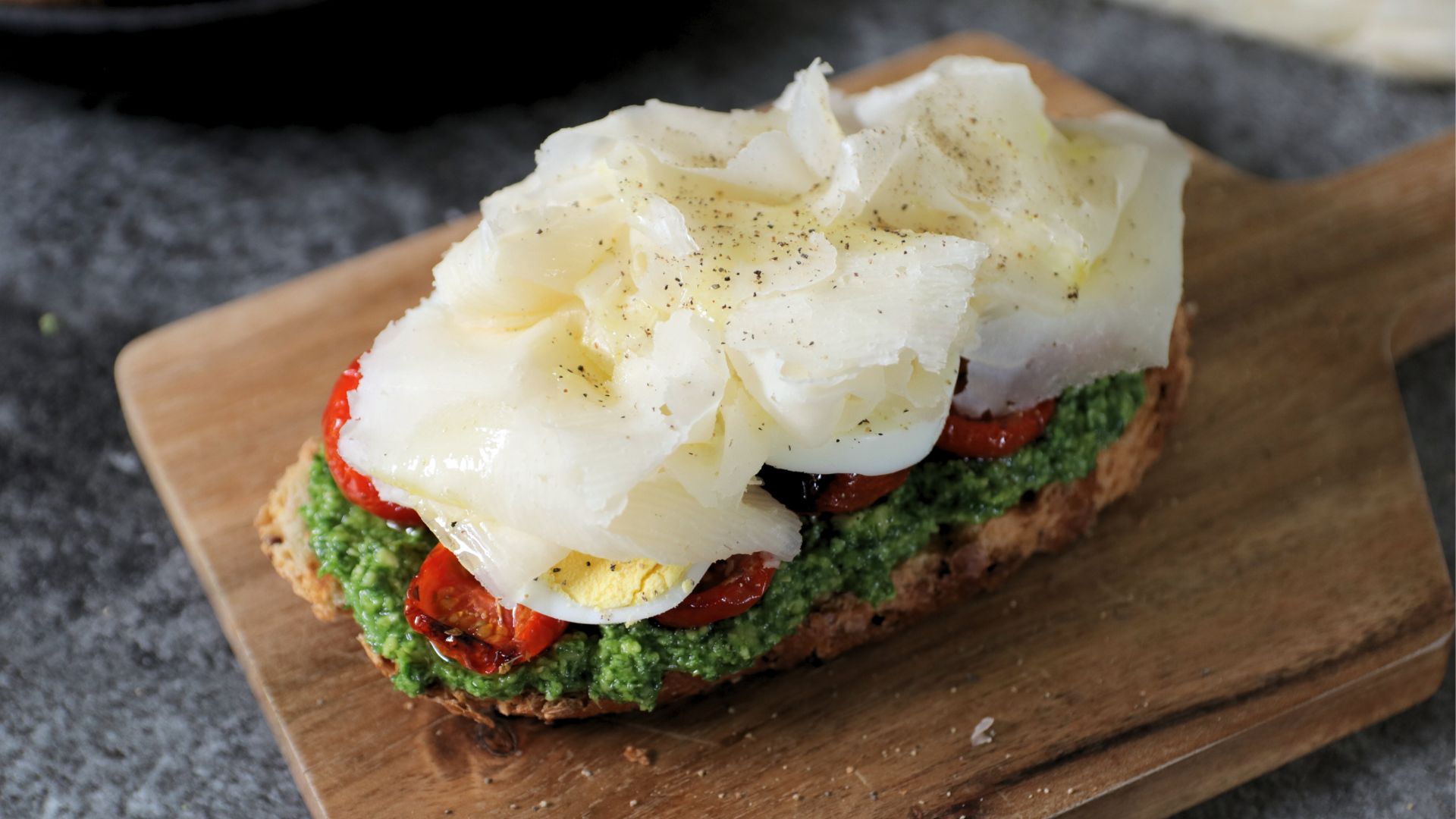 Bruschette rustiche con pesto di rucola, pomodorini confit, uova sode e Raspadura Bella Lodi
