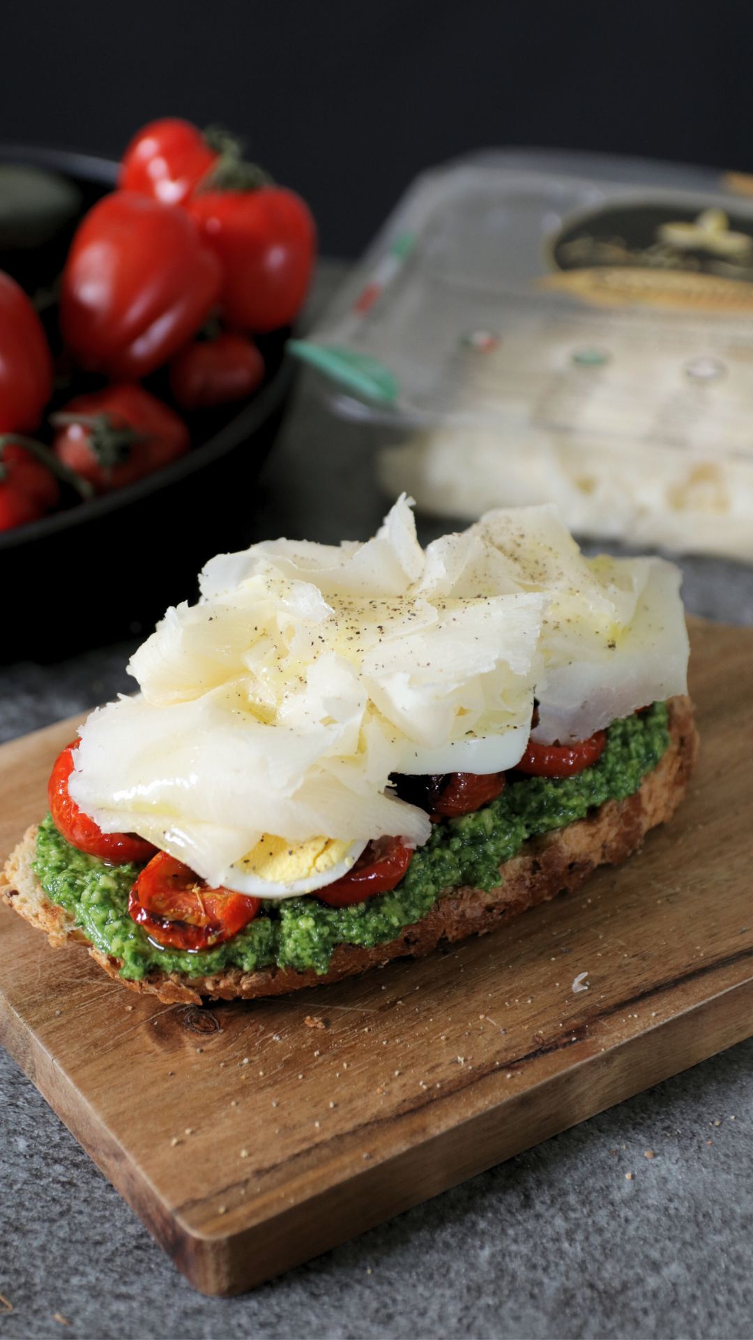 Bruschette rustiche con pesto di rucola, pomodorini confit, uova sode e Raspadura Bella Lodi