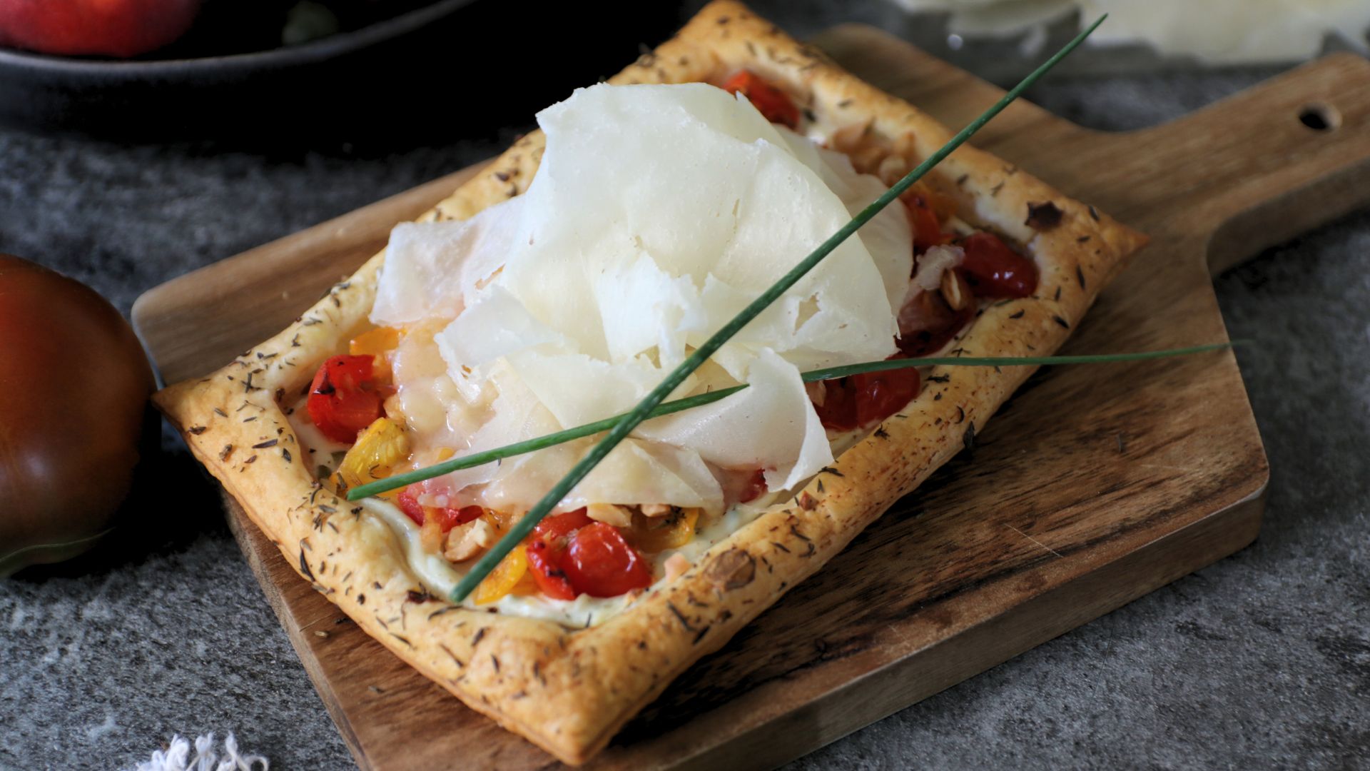 Tortine rustiche ai pomodorini con ricotta al limone, anacardi e Raspadura Bella Lodi