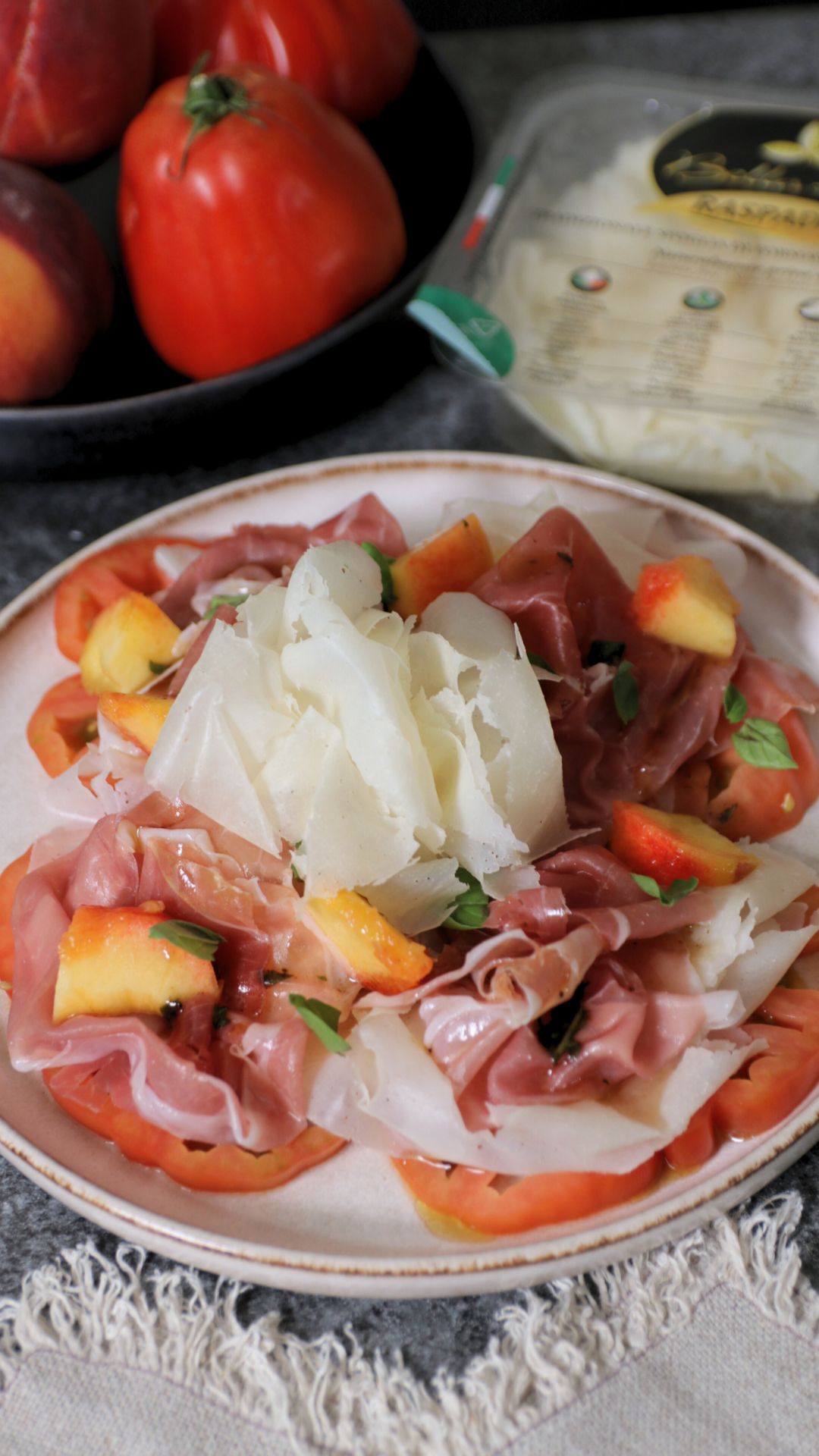 Carpaccio di pomodoro con Raspadura Bella Lodi, prosciutto crudo e pesca con vinaigrette balsamica