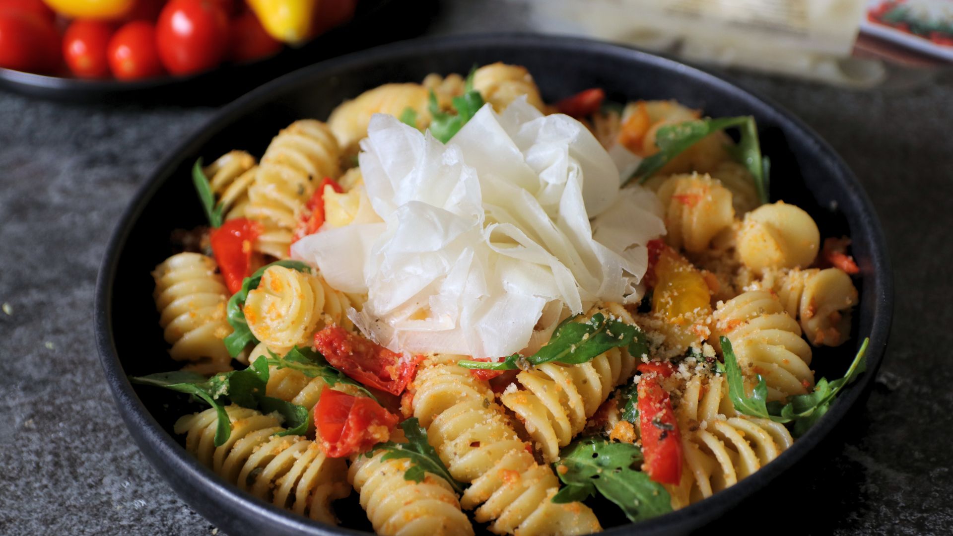 Fusilloni con pomodorini saltati, rucola e Raspadura Bella Lodi