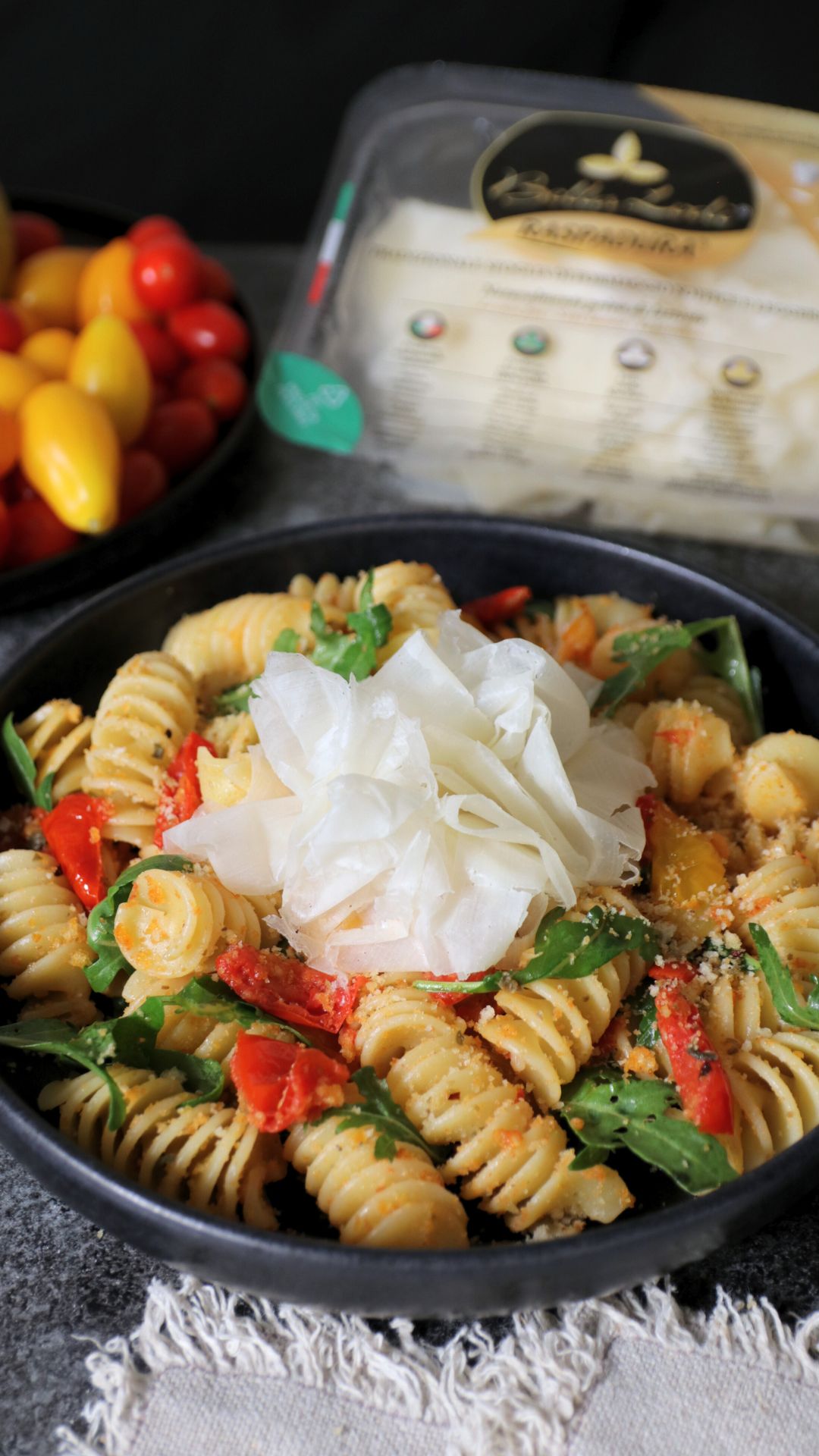 Fusilloni con pomodorini saltati, rucola e Raspadura Bella Lodi